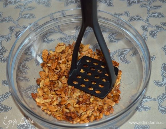 Для начала измельчим подсушенные орехи с помощью толкушки (это можно сделать и в блендере, но мне хотелось, чтобы орешки были не мелкие, поэтому так).