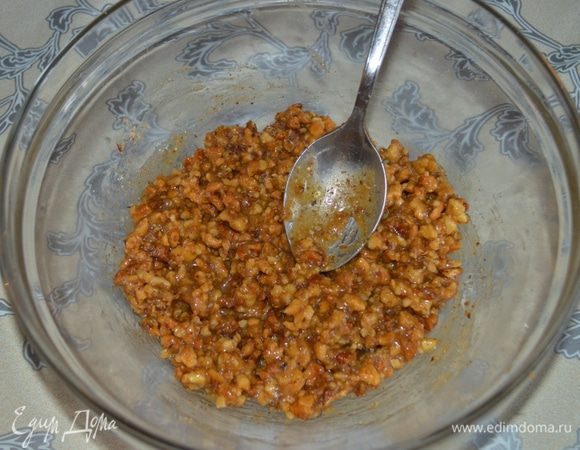 К измельченным орехам добавляем мед, перемешиваем и отставляем.