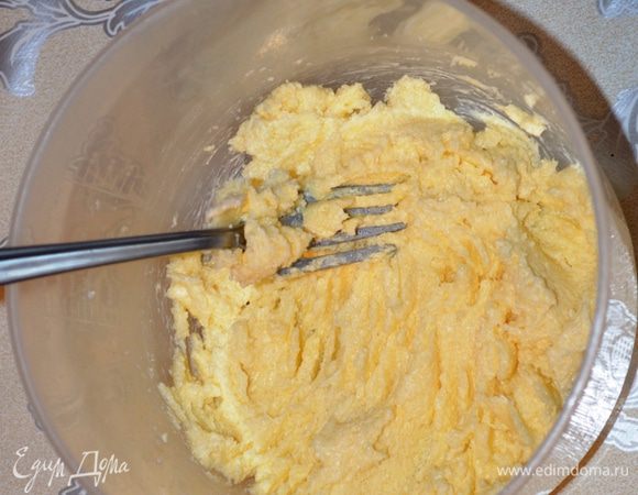 Мягкое слив. масло разминаем вилкой, добавляем сахар+ванил. сахар и хорошенько растираем добела.