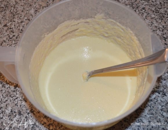 К масляной массе добавляем оставшиеся жидкие ингредиенты, все хорошо перемешиваем.