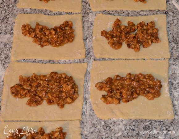 Готовое тесто делим на две части и раскатываем в прямоугольник (толщина д.б. не меньше 0,5 см, но и не толще 1 см, смотрите сами, как вам будет вкуснее). Выкладываем начинку и скрепляем края - получается трубочка.