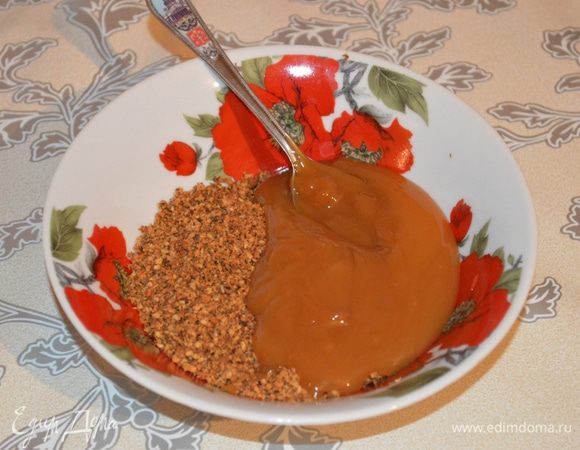 Т.к. мне хотелось вареной сгущенки, я приготовила начинку №2. Здесь перемешала измельченные в крошку орехи (с помощью блендера) и 1/2 банки сгущенки