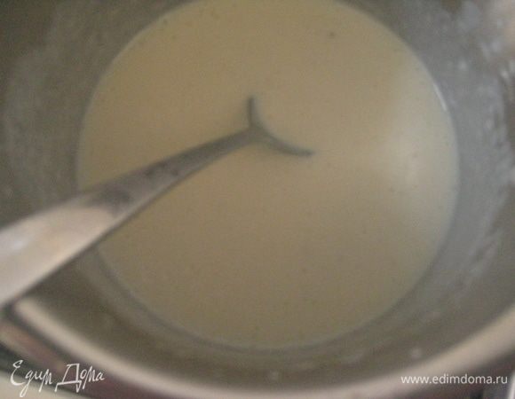 Готовим бешамель:

В кастрюле с толстым дном растопить сливочное масло, затем добавить муку и перемешать. Постепенно влить теплое молоко, постоянно помешивая, чтобы не было комочков. Варить, постоянно помешивая пока соус не загустеет. Посолить, поперчить и добавить мускатный орех. 
