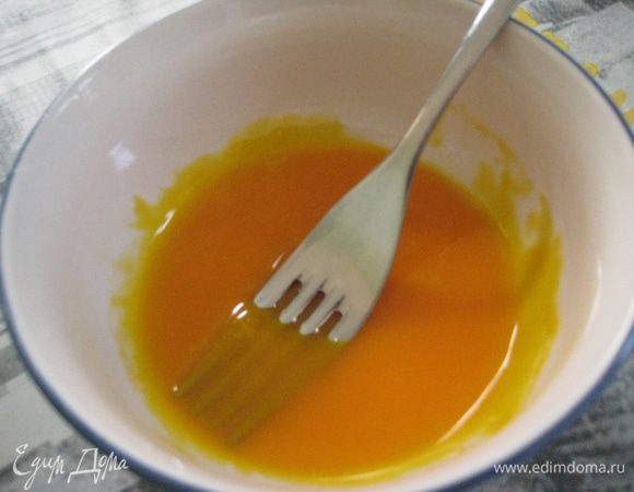 В бешамель добавить 2 желтка, быстро перемешать, на медленном огне готовить 3 минуты, постоянно помешивая. 