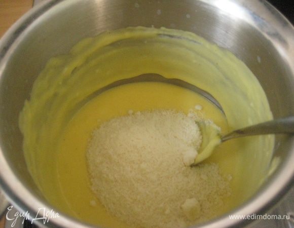 Выключить огонь и добавить 40 грамм тертого пармезана.