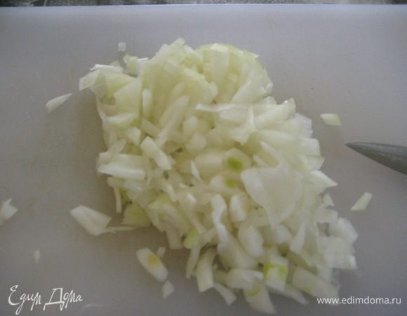 Готовим рагу:
Лук почистить, порезать кубиками.
