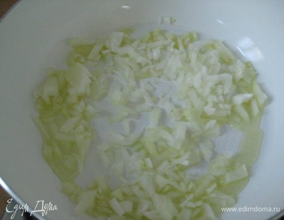 Масло оливковое согреть в сковороде, добавить лук и обжарить в течении 3 минут, добавить 2 столовые ложки воды, дать воде выпариться (5 минут).