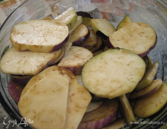 Обсыпать солью и оставить как минимум на полчаса (а лучше их приготовить накануне и на ночь оставить в холодильнике в закрытой посуде). Обсушить бумажным полотенцем.