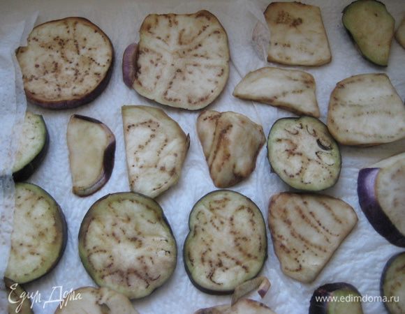 Важно обсушить хорошо, тогда во время жарки баклажаны будут хрустящими, а не мягкими.