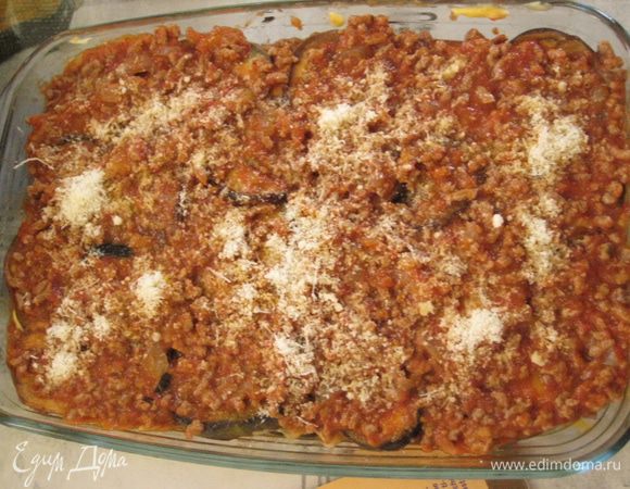 Собираем блюдо:
На дно наливаем пару ложек рагу, затем выкладываем слой баклажанов плотно друг к другу. Сверху рагу, посыпаем пармезаном, затем ложку бешамель, затем баклажаны и т.д. Верхний слой заканчиваем рагу и пармезаном.
Ставим в разогретую на 170 гр. духовку на 30 минут, затем выключаем и оставляем на 10 мин.
