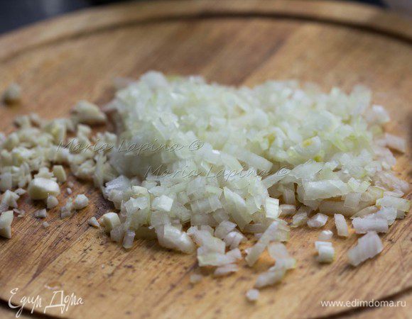 Для приготовления соуса мелко нашинковать лук и чеснок.