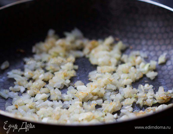 Разогреть несколько столовых ложек оливкового масла на сковороде, обжарить лук и чеснок до мягкости и легкого румянца.