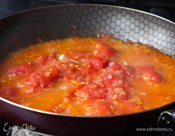 Посолить, поперчить, добавить базилик и орегано. Довести до кипения, уменьшить огонь до маленького и тушить минут 15.