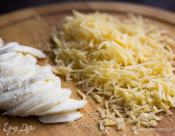 Моцареллу нарезать на ломтики, пармезан натереть на мелкой терке.