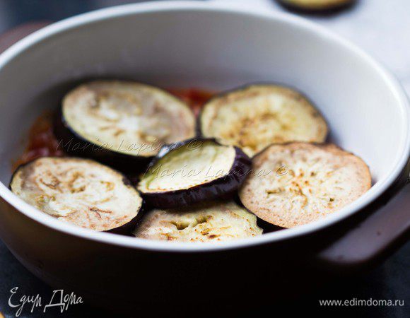 Далее выложить чуть внахлест один слой баклажанов.