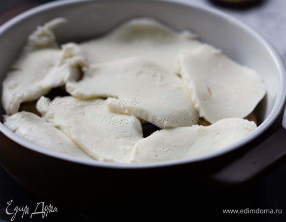 Выложить слой моцареллы.