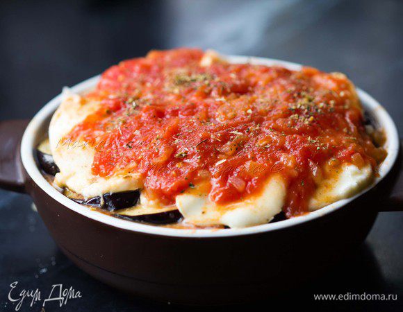 В той же последовательности выложить еще по одному слою всего. И так столько, сколько у вас поместится в форму. Сверху должен оказаться соус. Ставим в духовку на 25–30 минут при 200°C.