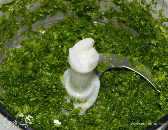 1. Приготовить соус песто: в блендер положить петрушку, зубчик чеснока, орехи. Измельчить. Добавить оливковое масло, натертый на мелкой терке пармезан, соль, перец. Все перемешать.