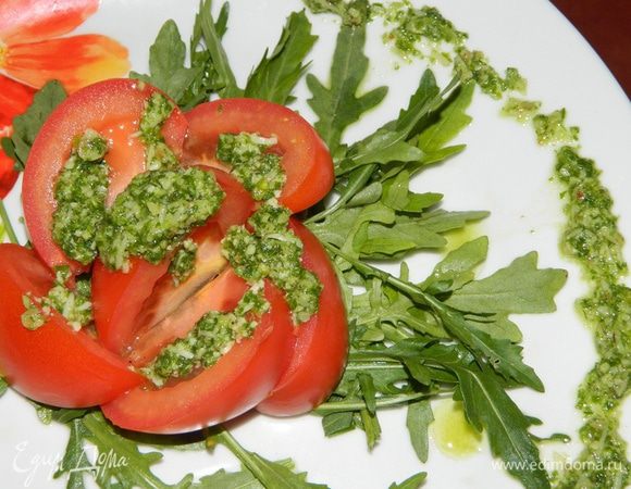 2. Руколу помыть, обсушить полотенцем, порвать руками на небольшие веточки.
3. Помидоры нарезать небольшими дольками.
4. На тарелку выложить руколу, сверху положить помидоры, полить все соусом песто.
