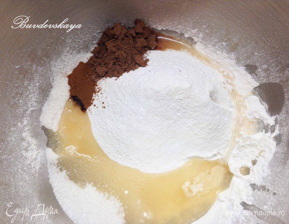 Готовим тесто. В чашу миксера высыпаем просеянную муку, сахар, какао, корицу и соль. Затем наливаем подсолнечное масло, уксус и вино. Замешиваем на небольшой скорости миксера  в течении 4- 5 минут гладкое эластичное тесто. При необходимости,  добавить еще немного вина. Завернуть тесто в пищевую пленку и убрать в холодильник часа на 2 (я делаю  на ночь).