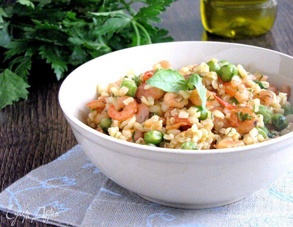 Готовый булгур соединить с креветками, добавить мелко нарезанную зелень, перемешать. Выложить в тарелки. Очень вкусно в горячем и холодном виде. Приятного аппетита!