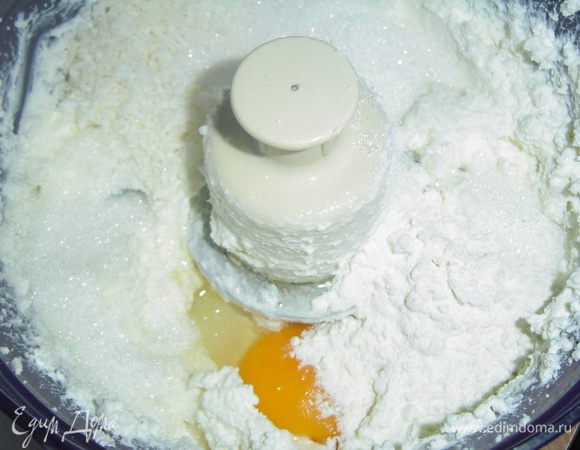 Начинаем с приготовления творожной массы для шариков, для этого творог смешиваем с кокосовой стружкой, сахаром, мукой, добавляем яйцо и перемешиваем с помощью кухонного процессора до однородного состояния. На 15 минут отправляем массу в холодильник, а в это время займемся тестом для шоколадного бисквита. 