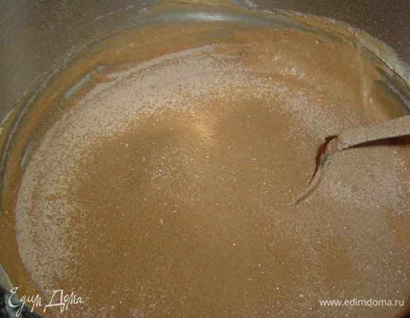 Отдельно соединяем просеянные муку, какао, крахмал и перемешиваем, а затем соединяем с яичной массой и очень аккуратно перемешиваем.