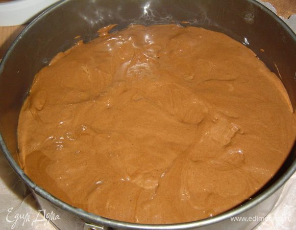  а сверху выливаем шоколадное тесто и разравниваем.