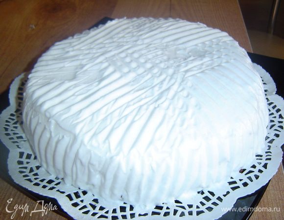 Сливки взбиваем до устойчивых пиков, а затем покрываем ими весь корж.