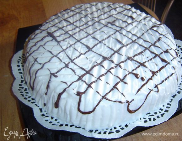 Сверху делаем сеточку растопленным шоколадом,