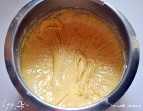 Масло заранее достать из холодильника. Масло с сахаром взбить в пышный крем. Не прекращая взбивать добавить по одному яйца, каждый раз взбивая до однородности. Затем добавить молоко и муку. Тесто должно быть однородным. 