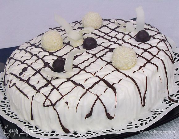 украшаем конфетами и кокосовой стружкой.
Такой тортик украсит Ваш праздничный стол и порадует Вас и ваших гостей чудесным вкусом.