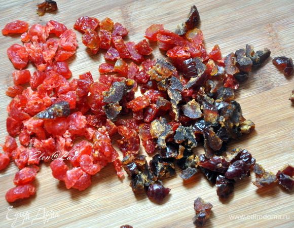 Финики, вишню порезать на средние кубики. 