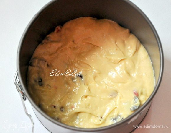 Добавить в тесто и перемешать. Тесто выложить в форму смазанную маслом и присыпанную мукой. 
