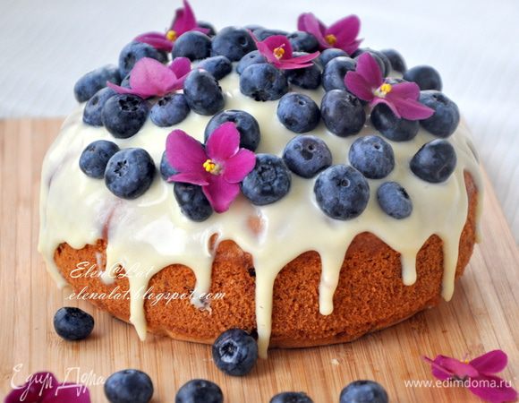 Готовим глазурь. Для этого в кастрюльке смешать сметану, масло и сахар и довести до кипения. Добавить белый шоколад. Добиться однородности. Прогревать глазурь в течении 2 минут. Дать остыть и залить ей остывший кекс. Украсить по желанию. У меня голубика и цветы фиалки. Сочетание вкусного кексового теста, сливочной, нежной, сладкой глазури и свежих кисленьких ягод просто волшебно!
Приятного аппетита!!!!!!!!!