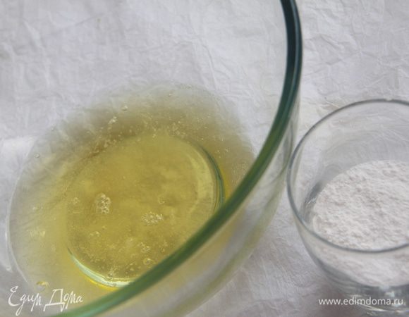 Предварительно заквашенные белки взбить в пышную устойчивую пену, постепенно, частями добавить сахарную пудру.