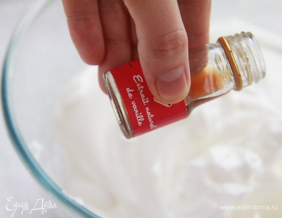 Продолжая взбивать, добавить ванильный экстракт - 4 капли.