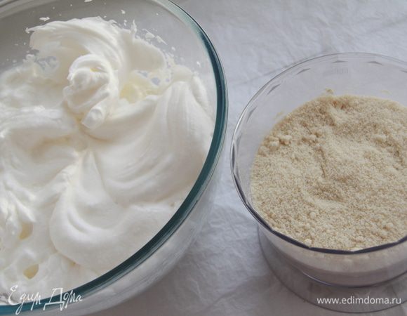 Итак, вот что получилось: стойкая белковая масса и ореховая смесь. Аккуратно, методом складывания с помощью силиконовой лопатки перемешать эти две массы. 