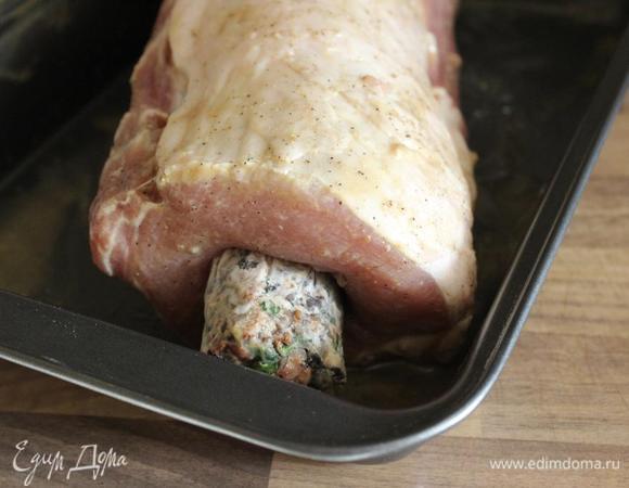Развернуть замёрзшую начинку и вставить её в прорезь. Начинка должна быть полностью спрятана в мясе.