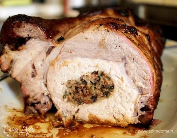 Распределить маринад по мясу. Переложить мясо на противень, сбрызнуть растительным маслом, накрыть фольгой (блестящей стороной вниз)  и поставить в духовку, нагретую до 220*С. Готовить 1 час. Затем снизить температуру до 180*С и запекать ещё час под фольгой, а затем 20-30 минут без фольги. Готовое мясо накрыть фольгой и оставить в выключенной, но ещё тёплой духовке. 