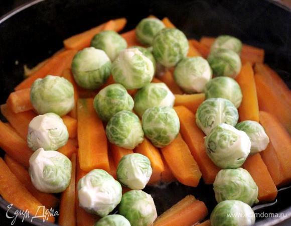 В это время подготовить овощи для гарнира. Картофель очистить, нарезать дольками и отварить или обжарить. Морковь очистить, нарезать брусочками и потушить на сковороде на среднем огне с добавлением небольшого количества растительного масла. За 7-10 минут до готовности добавить соцветия брокколи.