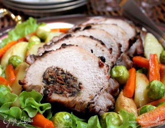 Мясо нарезать на порционные куски и выложить на блюдо. Вокруг разложить овощи. Украсить зеленью.
Приятного аппетита!