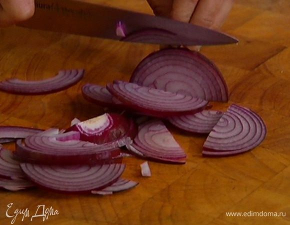 Лук почистить и нарезать полукольцами.