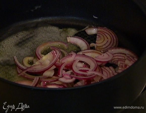 Разогреть в глубокой сковороде по 1 ст. ложке оливкового и сливочного масла и обжарить лук до мягкости.