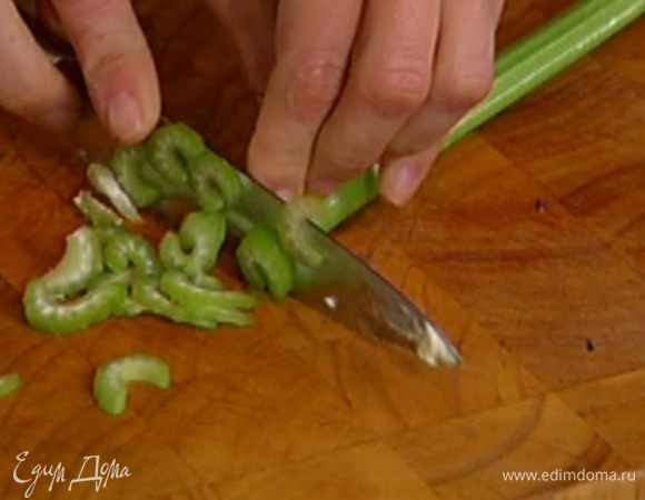 Сельдерей тонко порезать, добавить в сковороду с луком и немного обжарить.