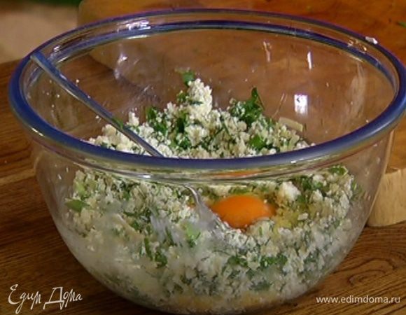 В творожно-сырную начинку добавить измельченную зелень, яйца, все перемешать.
