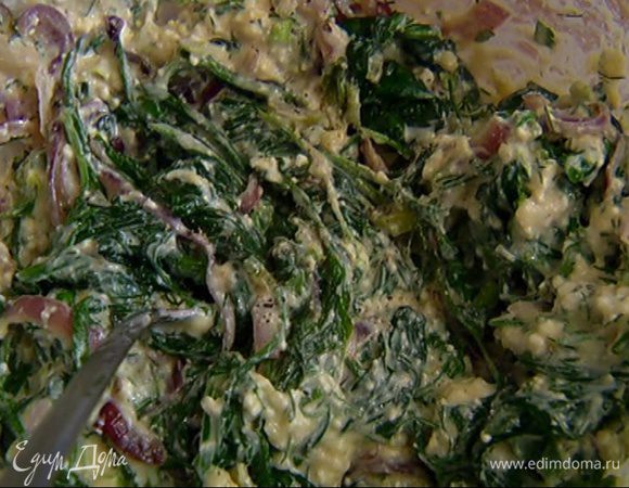 Шпинатную массу соединить с творожно-сырной, поперчить и еще раз перемешать.