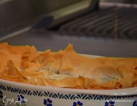 Выпекать в разогретой духовке 10‒15 минут.
Подавать пирог теплым.
