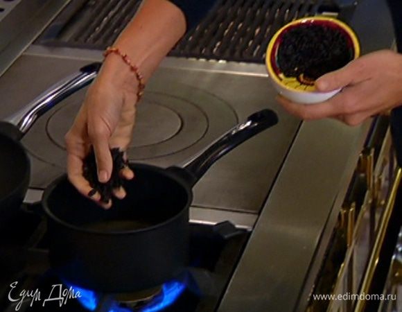 Добавить барбарис, еще немного прогреть и снять с огня.