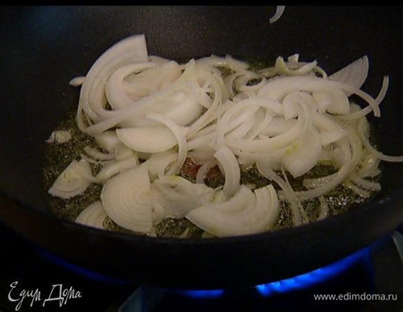 Разогреть в тяжелой сковороде 1 ст. ложку оливкового масла и обжарить лук.
